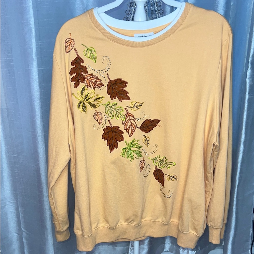 Vintage Embroidered Mamaw Cottage Leaf Sweatshirt with flaw